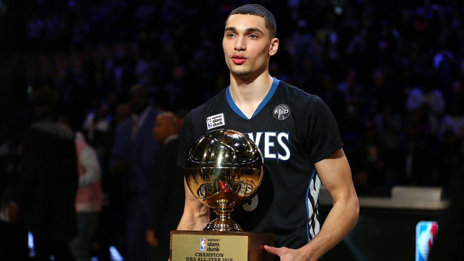 欧冠决赛焦点战，独行侠碾压76人，当篮球场变成斗兽场